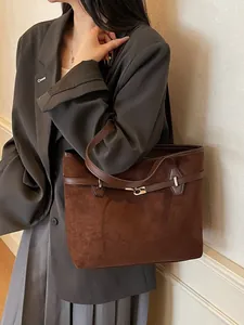 Sac fourre-tout vintage en daim marron foncé avec fermoir doré pour l'automne hiver