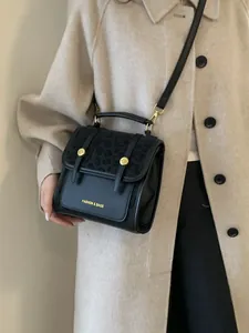 Sac à main noir pour femme avec rabat imprimé léopard et boucles dorées