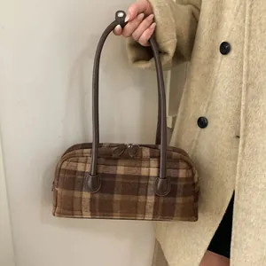 Détail du sac à main vintage à carreaux marron avec texture laine et double zip