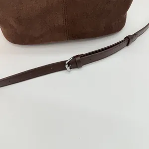 Detailansicht des verstellbaren Lederriemens mit Silberschnalle an der braunen Wildledertasche