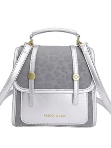 Mini sac à dos gris argenté avec rabat léopard et détails de clous dorés