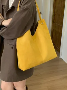 Grand sac cabas minimaliste jaune gingembre en cuir mat pour femme avec tenue décontractée