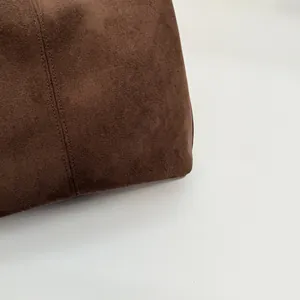 Detailansicht der schokobraunen Wildledertasche mit präziser Doppelnaht-Verarbeitung