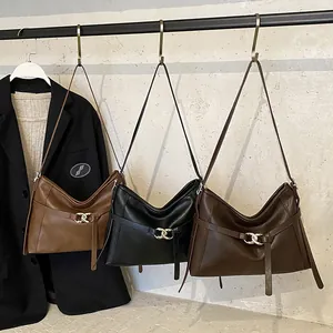 Trois sacs cabas vintage en marron, noir et café suspendus avec une touche élégante