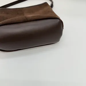 Detailansicht der braunen Wildleder- und Glattleder-Nähte an dieser großen Beuteltasche