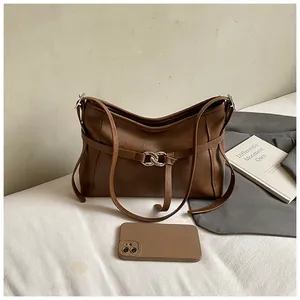 Détail du cabas vintage marron foncé montrant la texture du cuir PU et la boucle argent