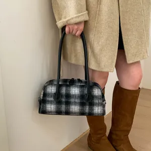 Sac à main à carreaux noir et blanc stylisé avec manteau d'automne et bottes en cuir