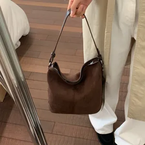 Detailansicht der kaffeebraunen Wildledertasche mit verstellbarem Lederriemen