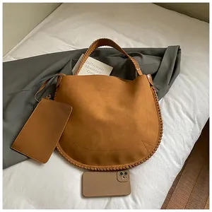 Sac fourre-tout en daim caramel avec bords tressés main et pochette assortie