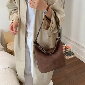 Detail einer dunkelbraunen Wildleder-Eimertasche mit Ziernaht für Damenmode