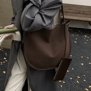 Détail du grand sac cabas en daim marron foncé avec des coutures tressées à la main