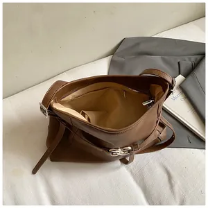 Détails de l'intérieur du sac cabas marron rétro montrant la doublure et la poche