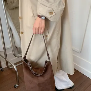 Detailansicht der dunkelbraunen Wildleder-Hobo-Tasche mit matter Textur und Nähten