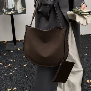 Détail du grand sac cabas marron foncé mat avec bordure tressée et pochette zippée