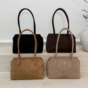Sacs cabas en daim déclinés en noir, chocolat, caramel et diverses nuances de kaki