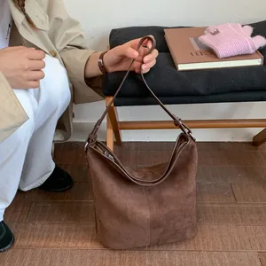 Detailaufnahme der dunkelbraunen Hobo-Tasche aus Wildleder mit silbernem Reißverschluss