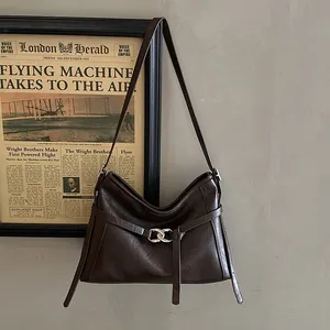 Détail du sac cabas rétro en cuir marron foncé avec boucle en métal et fini poli