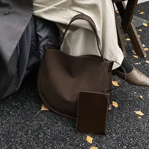 Grand sac cabas en daim marron foncé avec coutures tressées et pochette assortie chic
