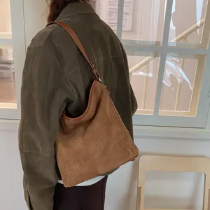 Hobo-Beuteltasche aus braunem Wildleder mit verstellbarem Lederriemen und Texturdetails