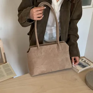 Détail d'un sac cabas en suédine dépolie kaki avec de longues bandoulières souples
