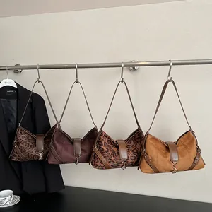 Sacs sous les aisselles chic à motif léopard et daim avec bordures et bandoulières en cuir