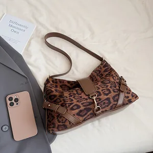 Detailaufnahme der Vintage-Umhängetasche mit Leopardenmuster und braunem Lederbesatz