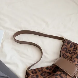 Details von verstellbarem Gurt und Leopardenmuster auf einer Vintage-Umhängetasche
