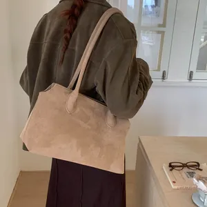 Détail de la texture suédée mate et des longues bretelles du grand sac cabas kaki