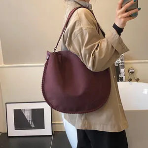 Détail du grand sac cabas bordeaux avec d'élégantes surpiqûres blanches contrastées