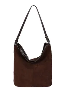 Retro große braune Wildleder-Einkaufstasche mit verstellbarem Riemen auf weißem Grund