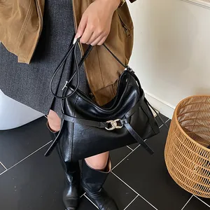 Détail du sac cabas vintage noir montrant la texture plissée et la chaîne argentée