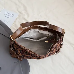 Modische Schultertasche mit Leopardenmuster, braunen Lederriemen und Gold-Beschlägen