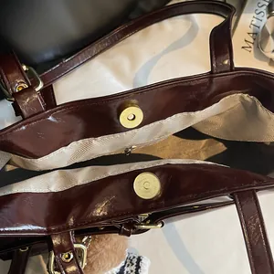 Détail de l'intérieur avec fermeture magnétique et doublure en tissu à chevrons