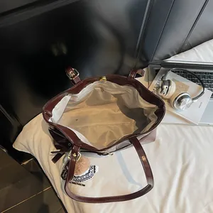 Vue intérieure du grand sac cabas bordeaux montrant la doublure et poche zippée