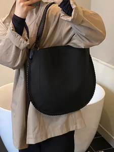 Grand sac cabas noir minimaliste avec bandoulière tressée et détails de bordure décoratifs