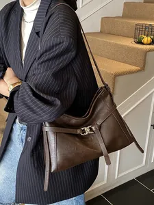 Sac fourre-tout rétro en cuir marron foncé avec boucle chaîne argentée et sangle cuir
