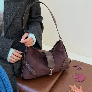Detailansicht der dunkelbraunen Vintage-Wildledertasche mit Metallschnalle und Lederriemen