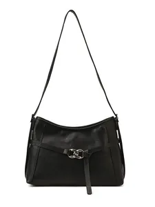 Sac fourre-tout noir rétro minimaliste avec boucle argentée et texture cuir lisse
