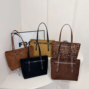 Λεπτομερής όψη από μεγάλες τσάντες tote σε πέντε ματ χρώματα με ασημί μεταλλικά στοιχεία