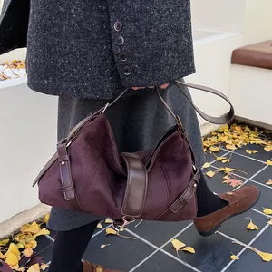 Nahaufnahme der Vintage-Wildledertasche in Dunkellila mit braunem Lederbesatz und Metalldetails