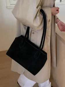 Sac fourre-tout vintage mat de grande capacité présenté sous un angle sur un modèle