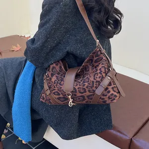 Detailansicht der Vintage-Umhängetasche mit Leopardenmuster und goldfarbenen Metallbeschlägen