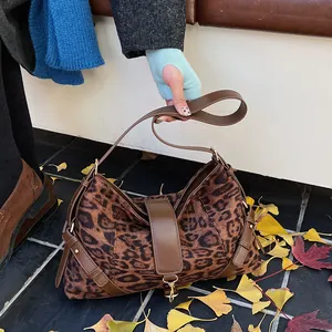 Detail der Leoparden-Schultertasche mit braunem Lederbesatz und goldener Hardware