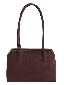 Sac fourre-tout minimaliste en daim bordeaux avec bandoulière et forme rectangulaire chic