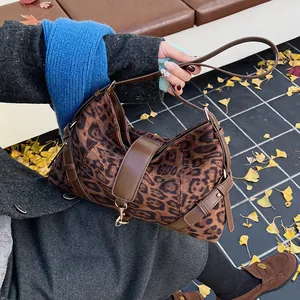 Detail einer Retro-Handtasche mit Leopardenmuster und Schnalle in herbstlicher Umgebung