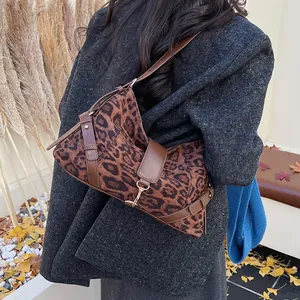 Detailansicht der Schultertasche mit Leopardenmuster und braunem Leder auf Wollmantel
