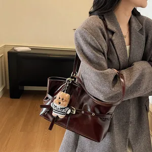 Grand sac cabas minimaliste en cuir ciré marron avec pendentif ours pour le quotidien