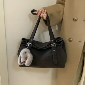 Sac bowling chic en similicuir marron foncé avec pendentif lapin en peluche mignon