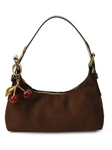 Sac à bandoulière vintage en cuir dépoli marron foncé avec un accessoire de breloque cerise