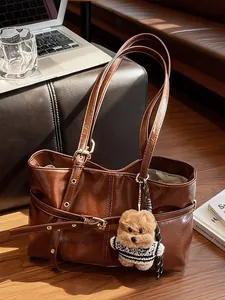 Grand Sac Cabas en Cuir PU Brillant pour Femme Rétro Minimaliste Sac à Épaule Sac d'Aisselle à la Mode avec Pendentif Ours en Peluche